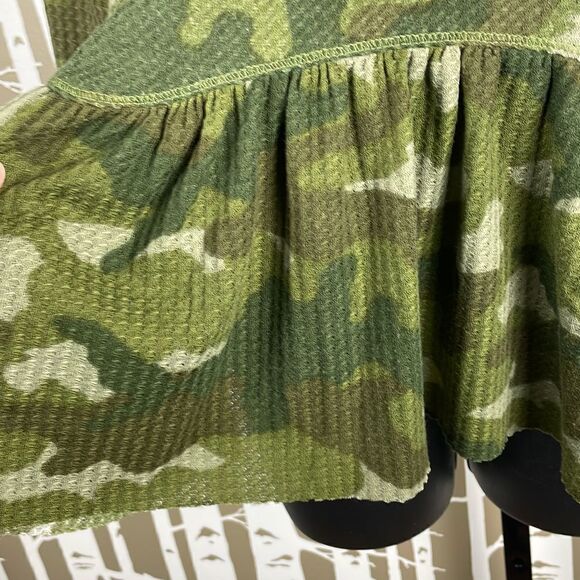 William Rast “Gryphon” Camouflage Thermal Knit Peplum Hem Long Sleeve Shirt - Picture 6 of 6